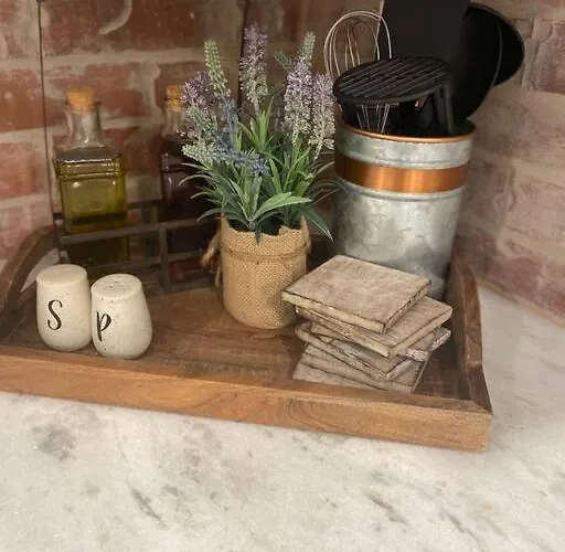Cozy 2-Bedroom Farmhouse With Parking On Premise