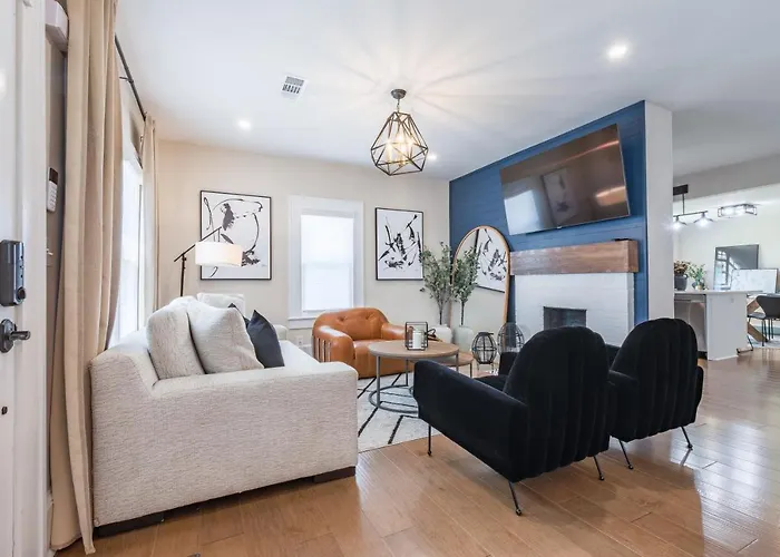 Blue Haven Atl Modern 4 Bedroom Retreat With Deck 10 Minutes To Downtown